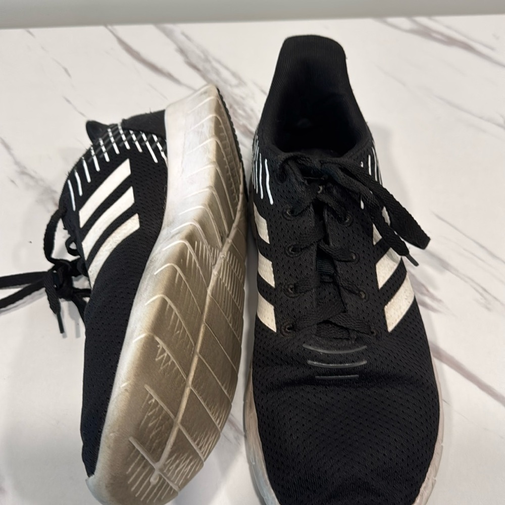 Adidas running shoe 
Size 8
Black shoes